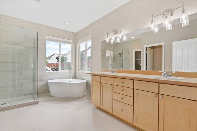 Building Photo - Gorgeous Modern Air Conditioned Home in Ga...
