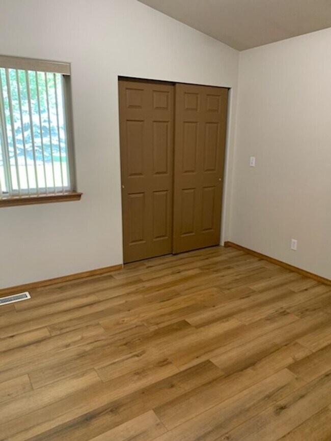 Building Photo - CDA Place Garden Home in Gated Community!