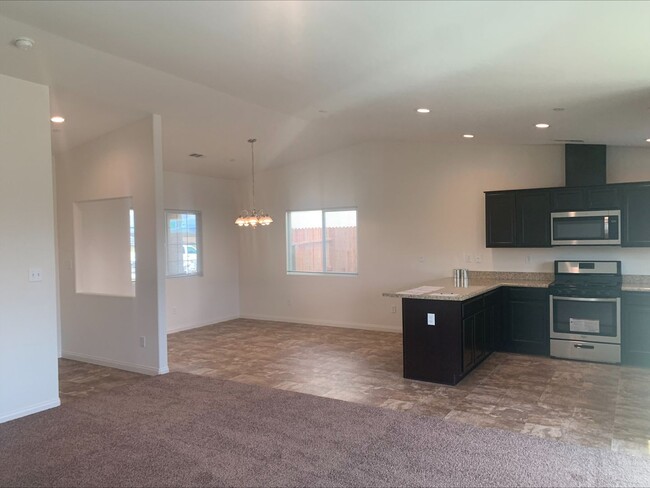 Building Photo - 3 Bed 2 Bath South Bakersfield Home