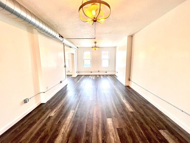 Building Photo - Beaver - Luxury 2 Bedroom, 1 Bathroom, located in downtown shopping district.