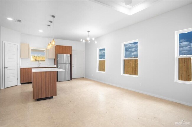 Building Photo - 409 N Onyx Ave