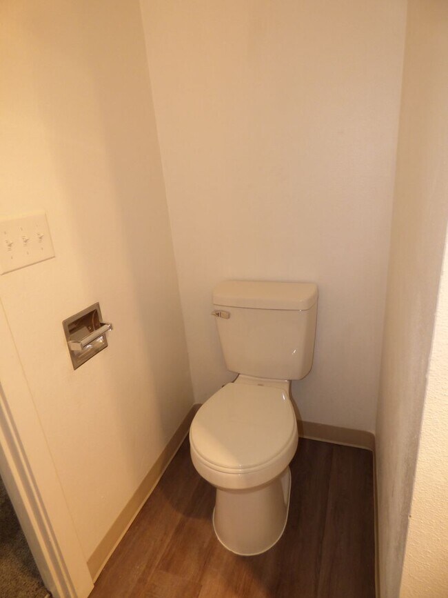 Building Photo - Rent Special: 1/2 Off June's Rent!! - 2 bed Townhome