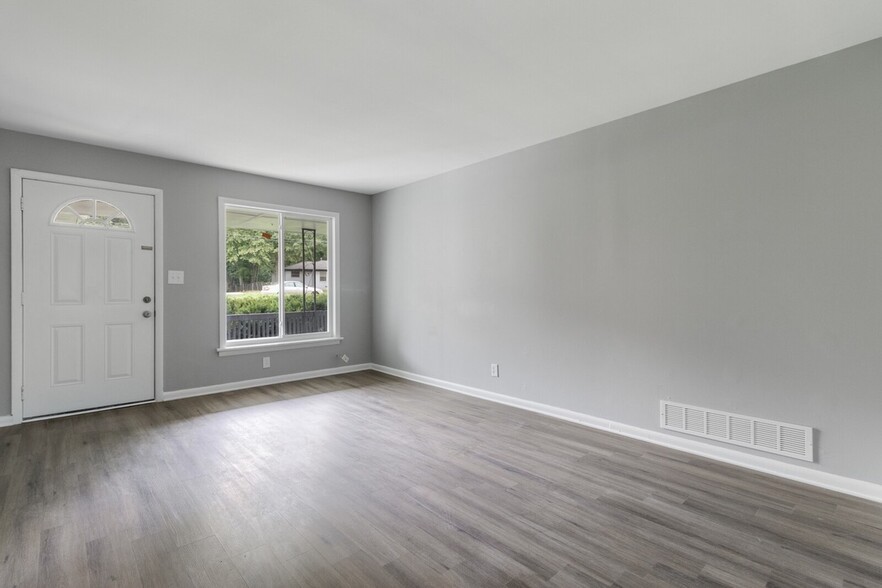Living room view to front yard - 2058 Nettie Ct