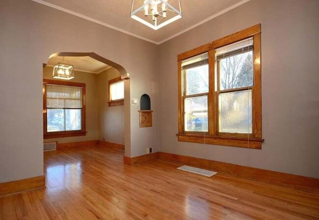 Building Photo - Beautiful 5 Bedroom Home!