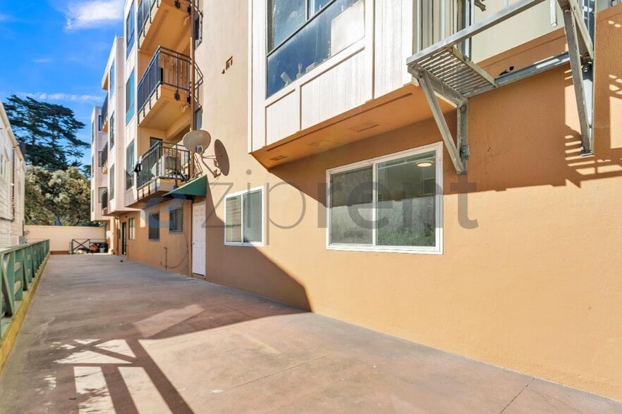 Building Photo - 790 7th Ave