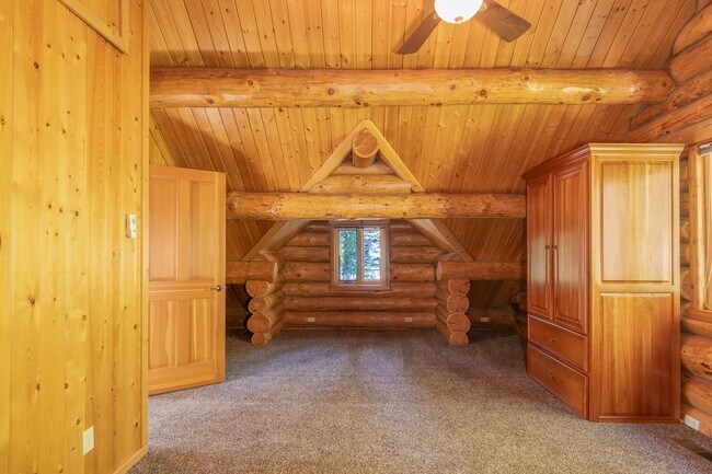 Building Photo - Luxury secondary Lake Property offering 3 beds 2.5 baths and bonus space