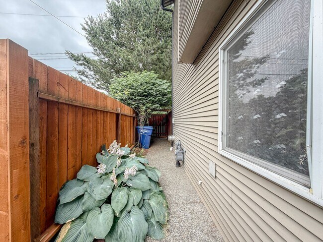 Building Photo - 2 bed/2.5 bath Townhome with Bonus Loft Space in North Seattle, $2,800/mo.