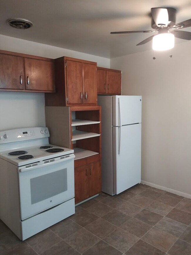 Building Photo - Price just lowered!!