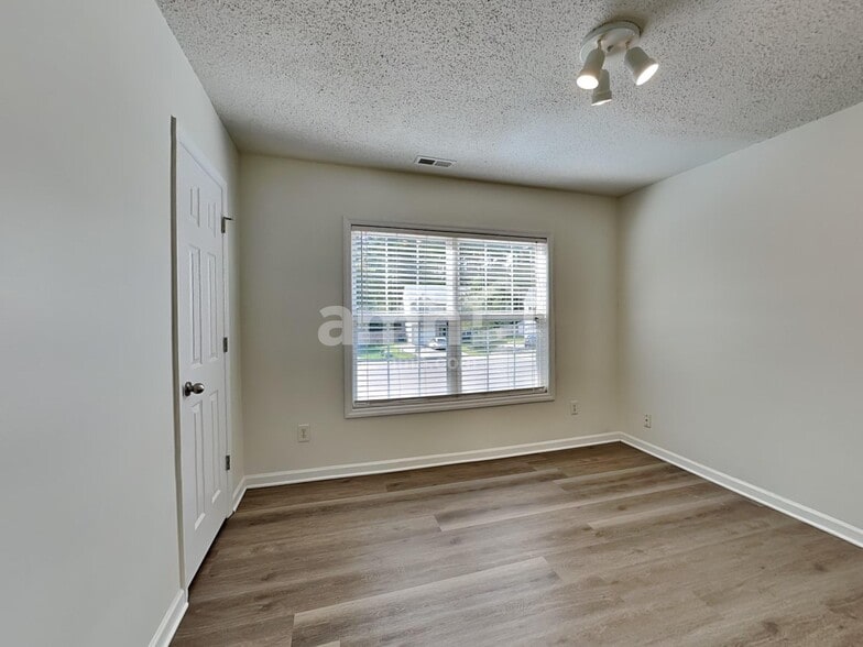 Building Photo - 1302 River Rock Dr