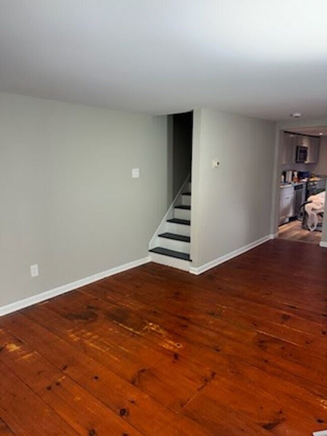 Building Photo - AVAILABLE NOW! Economical home with wood floors, Palisades Schools, laundry, gas heat