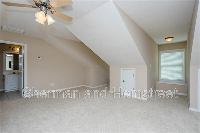 Building Photo - 2002 Amberley Dr