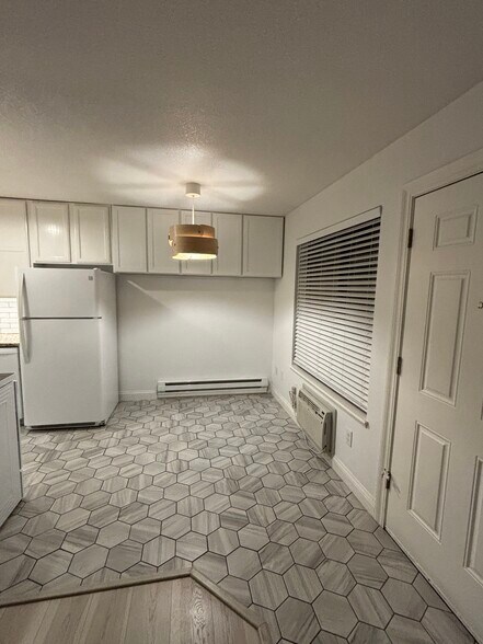 Building Photo - 1209 W Plum St