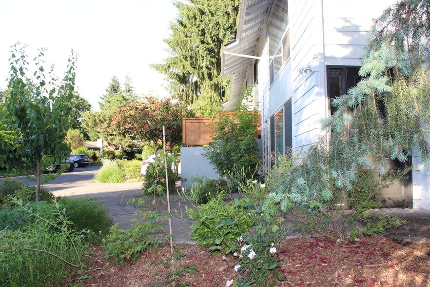 Building Photo - 9042 SW Monterey Pl