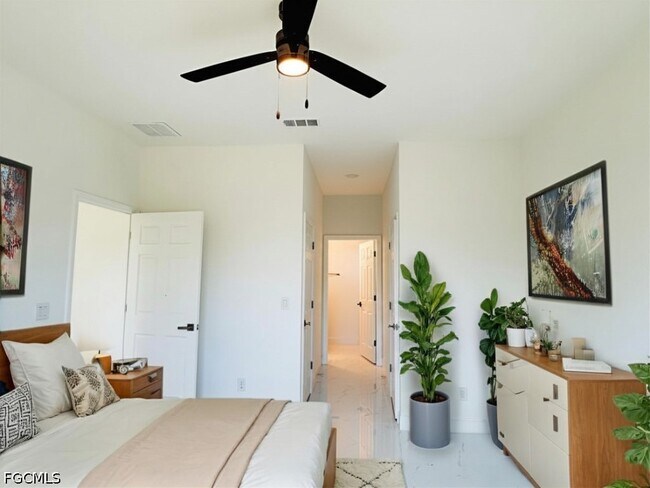 Building Photo - 2022 Xelda Ave N