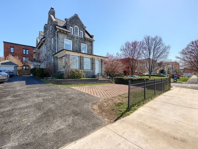 Building Photo - 1701 N Front St