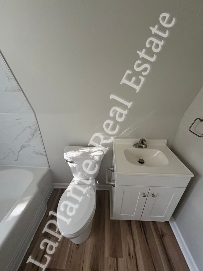 Building Photo - Freshly Updated 3-Bedroom Home on Greenwood Ave