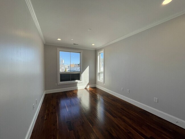 Building Photo - 87 Medford St
