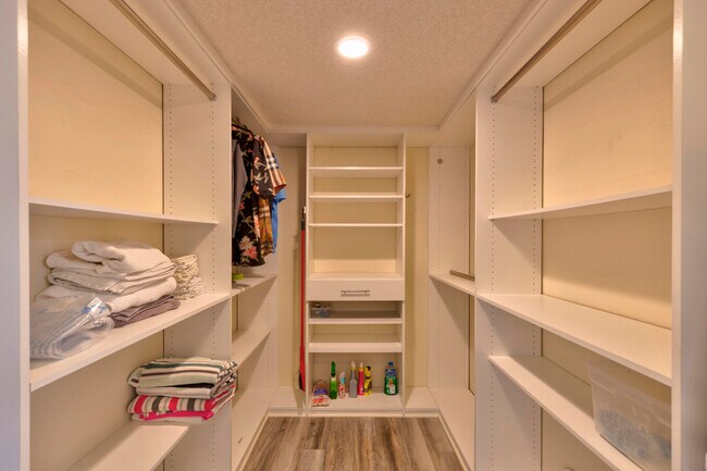 Building Photo - 41517 Armanac Ct