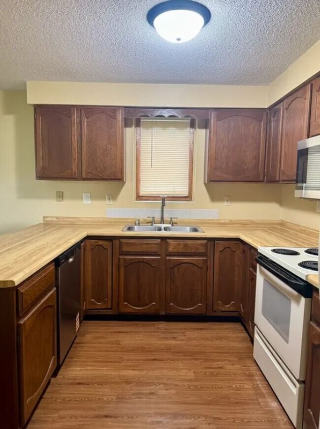 Building Photo - 606 Vilas St