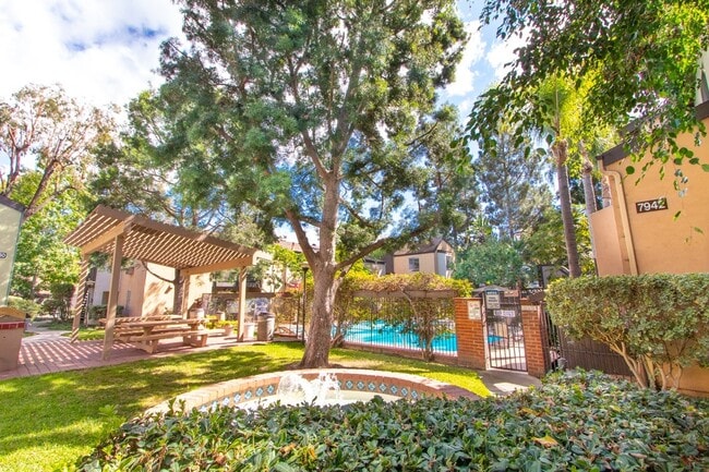 Building Photo - Private 2-bed/2-bath, Corner Location Cond...
