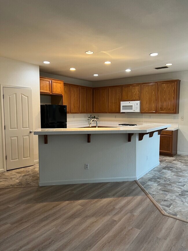 Building Photo - 252 Crescent Moon Dr