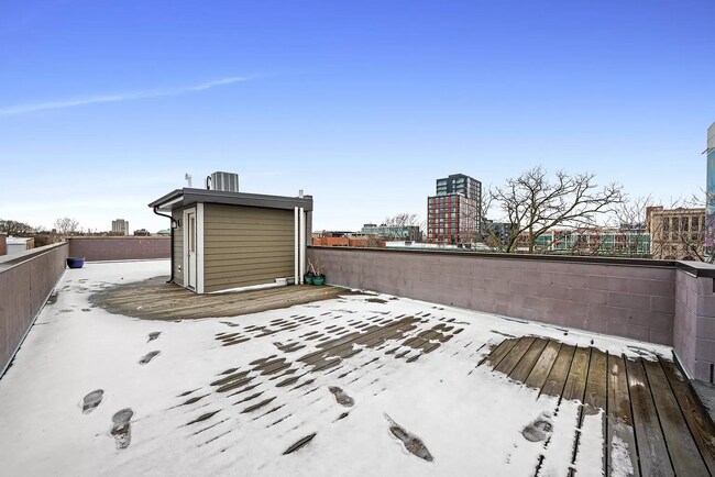 Building Photo - 1085 N Marshfield Ave