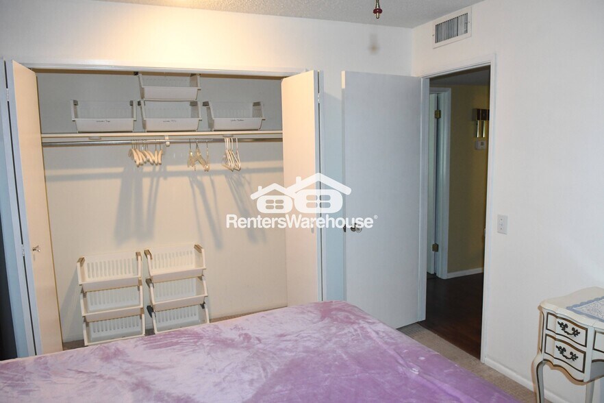 Building Photo - 10005 W Pleasant Valley Rd