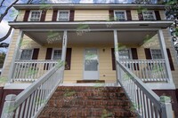 Building Photo - 2 Bedroom, 1 Bathroom Duplex in Downtown C...