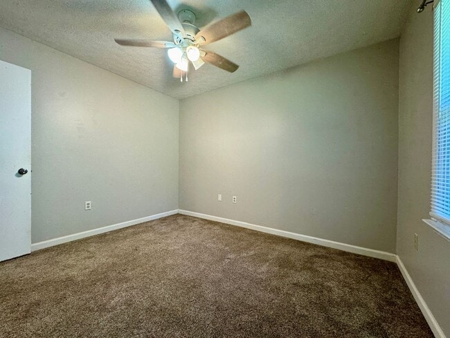 Building Photo - Spacious Duplex with Private Yard & Garage...