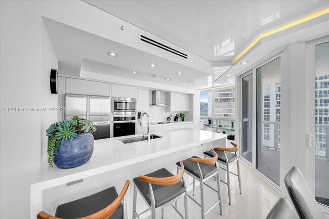 Building Photo - 16425 Collins Ave