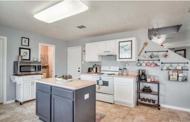 Building Photo - 3 Bed  1/2  Bath  with Large Yard