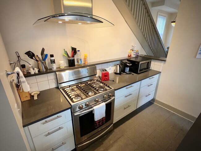 Building Photo - 5444 Claybourne St