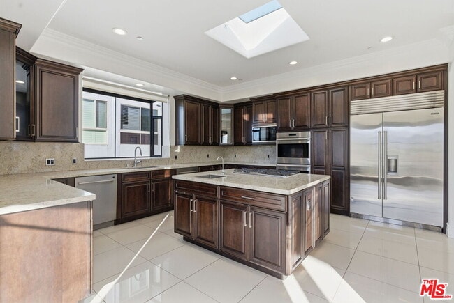 Building Photo - 462 S Maple Dr