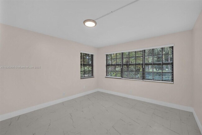 Building Photo - 250 E Royal Palm Rd