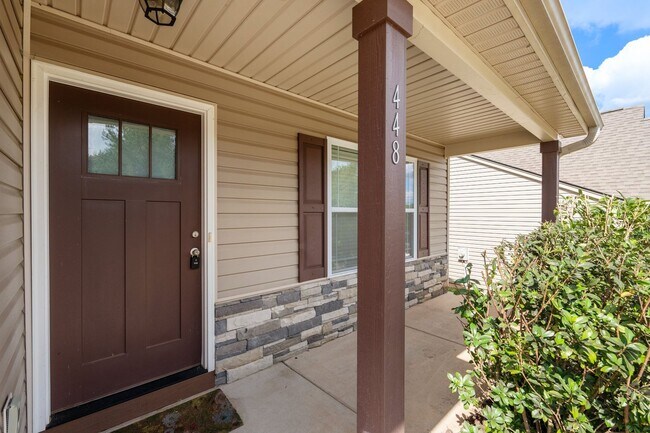 Building Photo - 3 BR, 2 BA 2-Car Garage Modern Ranch Livin...