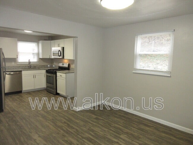 Building Photo - 346 Connor St