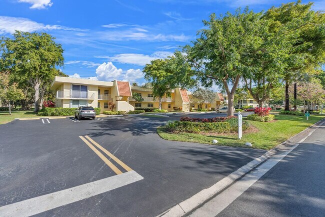 Building Photo - 500 Oaks Ln