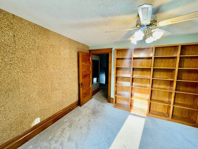 Building Photo - Charming 4 Bedroom Home