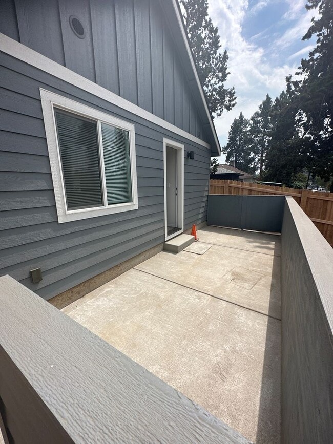 Building Photo - MIDTOWN 2 Bdrm Cottage, 1 bath, Air Conditioning, Laundry Room, Large Covered Patio, Off Street P...