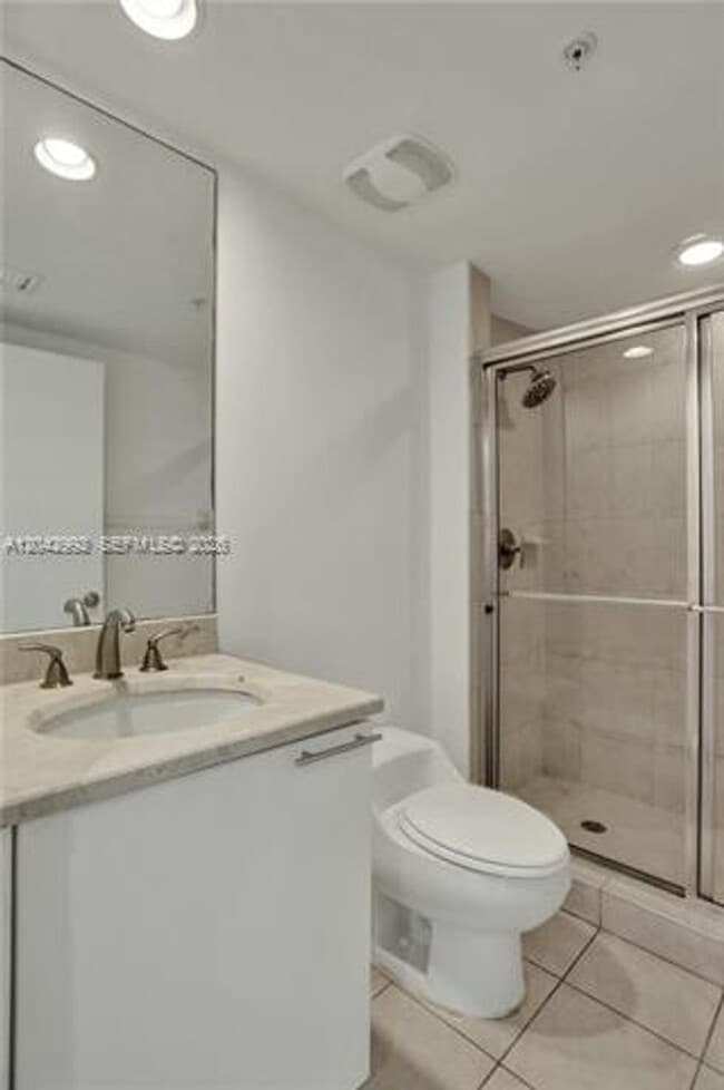 Building Photo - 15051 Royal Oaks Ln