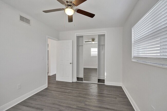Building Photo - Beautiful 3 bedroom 2 bath Home in Miramar...