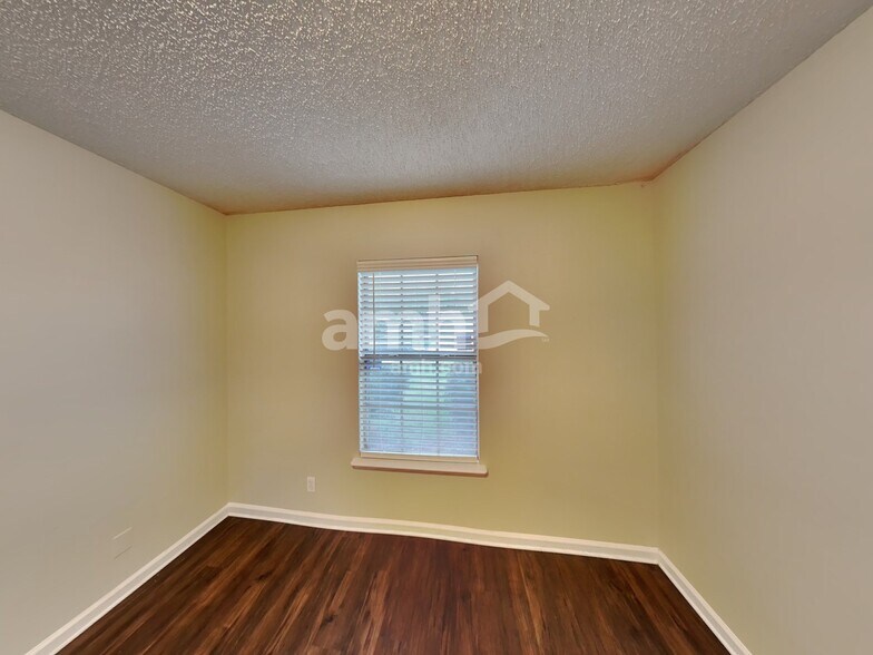 Building Photo - 12612 Ashglen Dr N