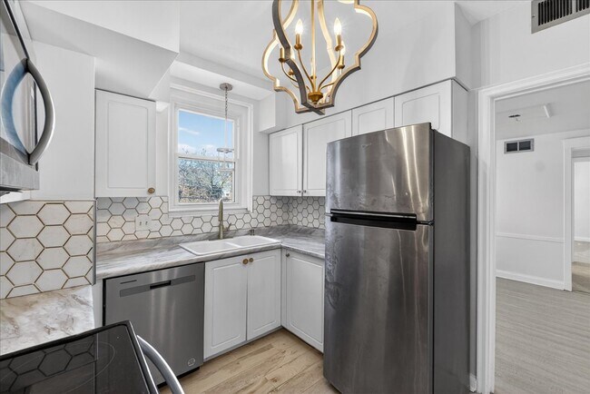 Building Photo - 923 S Hanley Rd