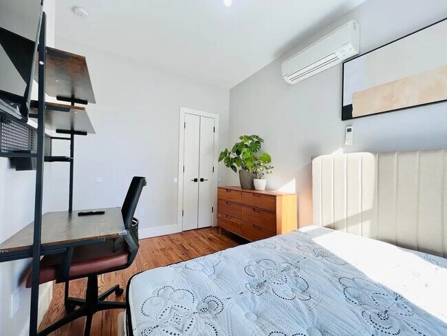 Building Photo - Furnished room/NOT APARTMENT