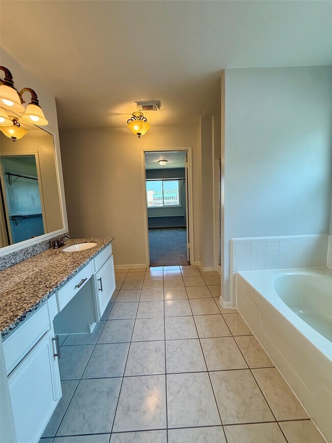 Building Photo - 6931 Echo Pines Dr