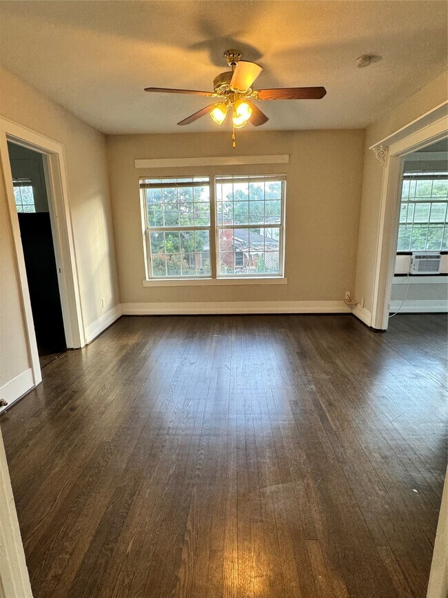 Building Photo - 903 Oakhurst St