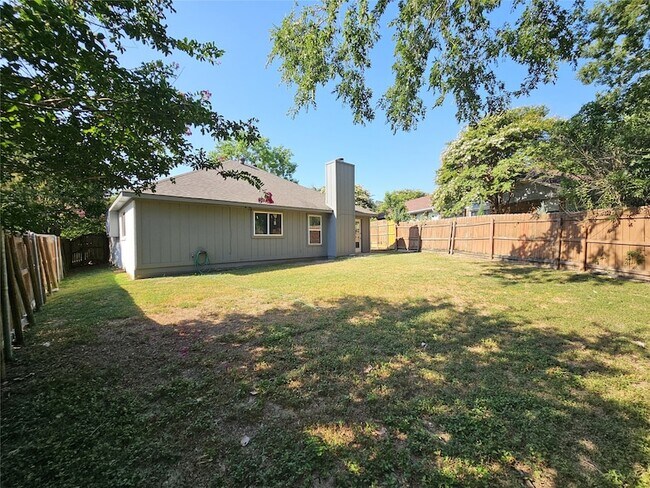 Building Photo - 2705 Francisco Dr
