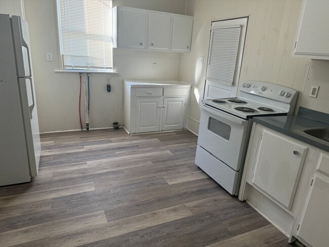 Building Photo - 3 bedroom, 1 bath, 3 story half double house