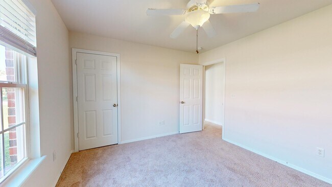 Building Photo - 691 N Meadowlands Dr