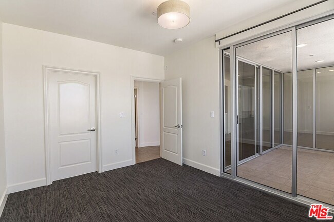Building Photo - 5670 Wilshire Blvd